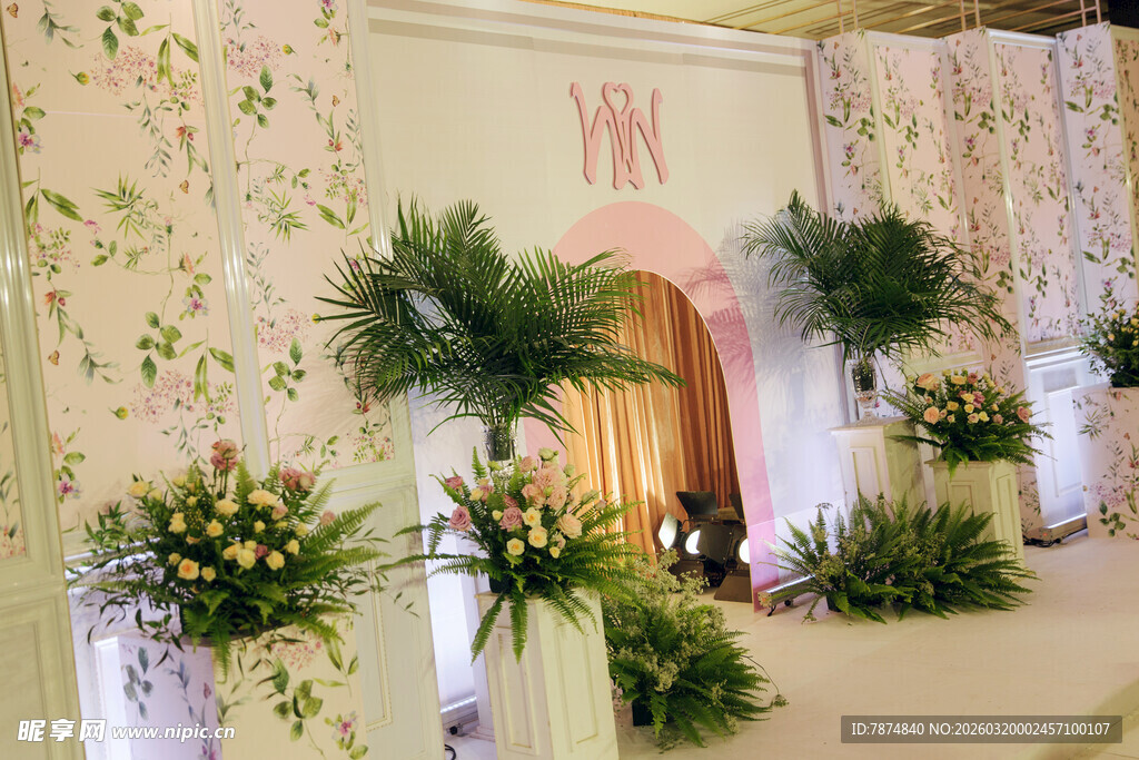 浪漫花卉装饰的婚礼通道