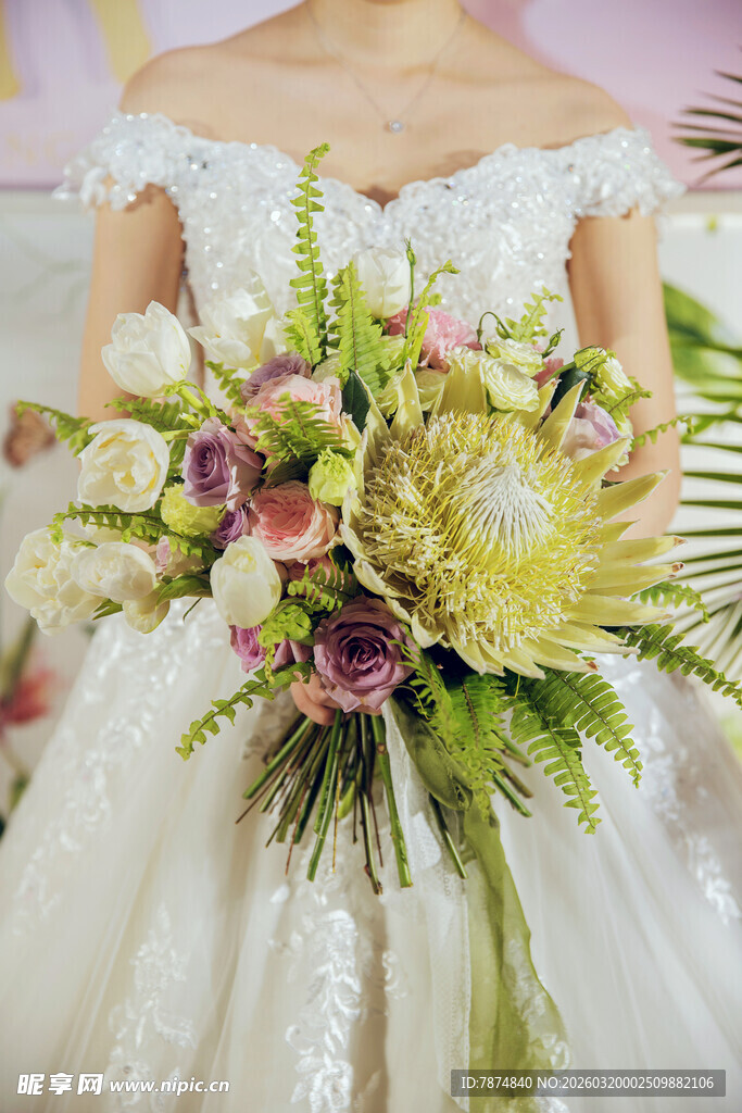 新娘手捧多彩鲜花花束
