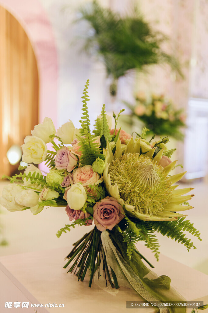 清新雅致手捧花束