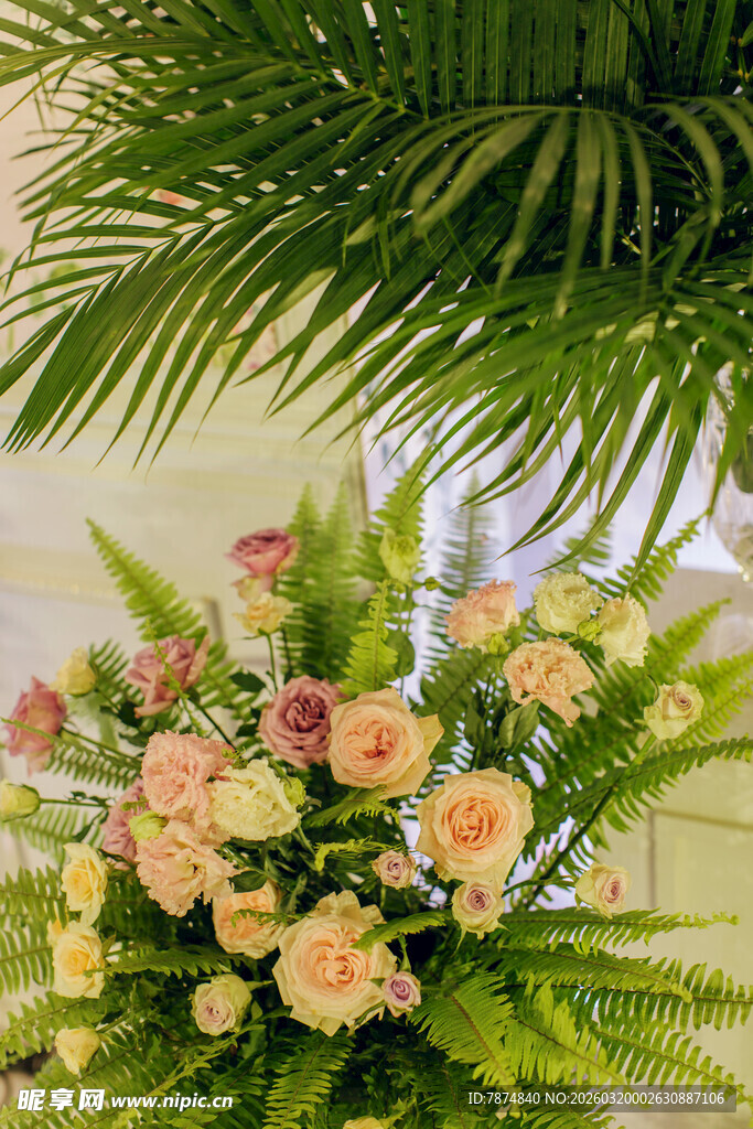 多彩鲜花与绿植组合