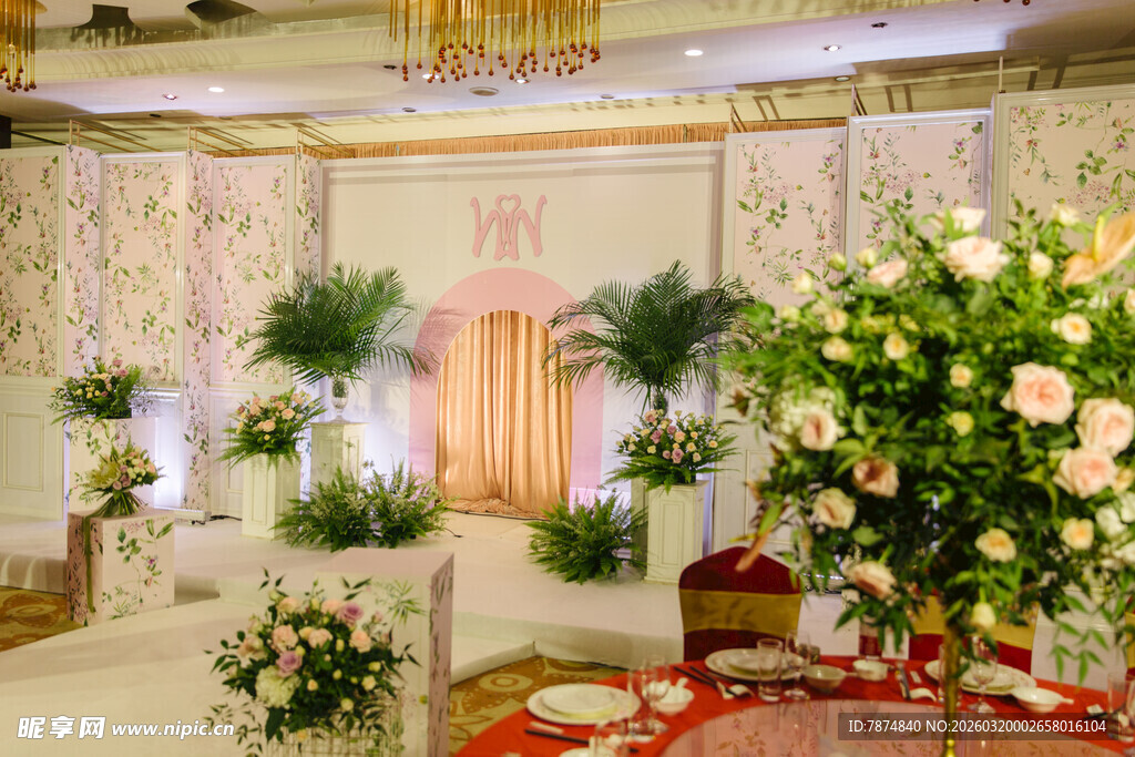 优雅精致的室内花卉布置