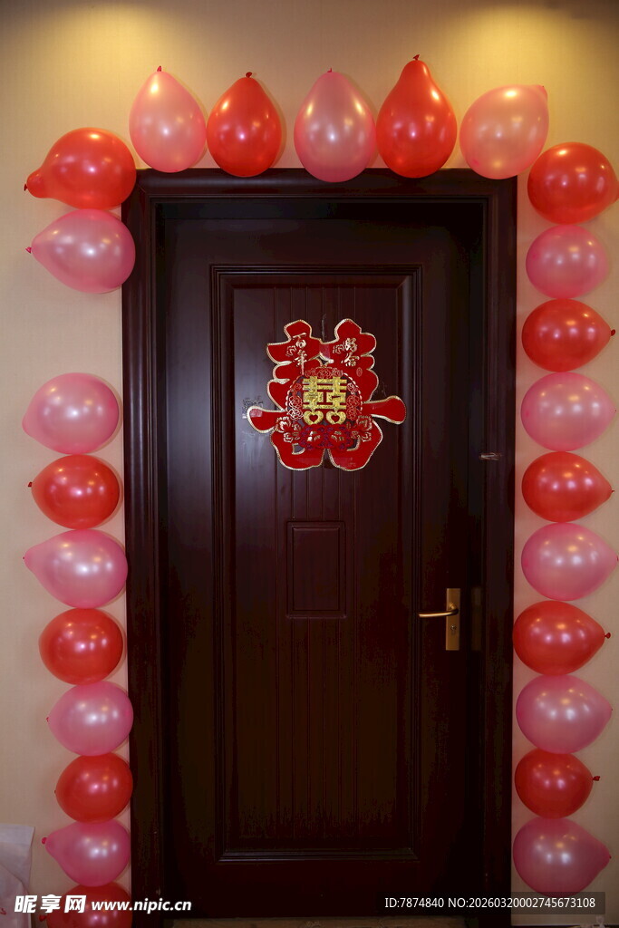 喜庆婚房布置的红色气球门