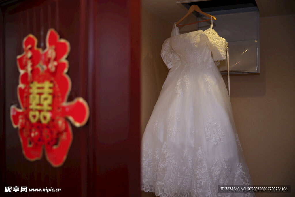 门边婚纱与喜庆囍字