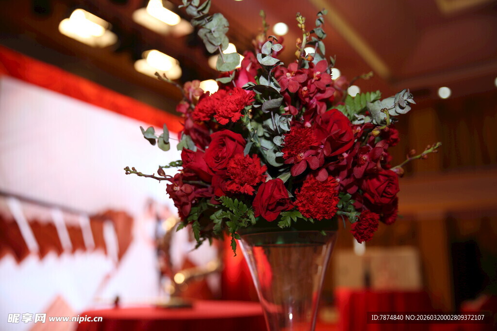 红玫瑰插花装饰场景