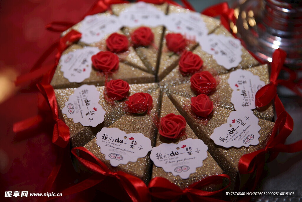 覆盆子装饰的美味糕点