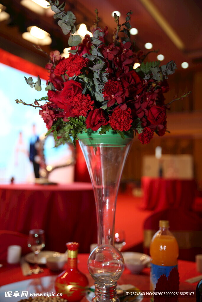 红色花卉装饰的精致餐桌