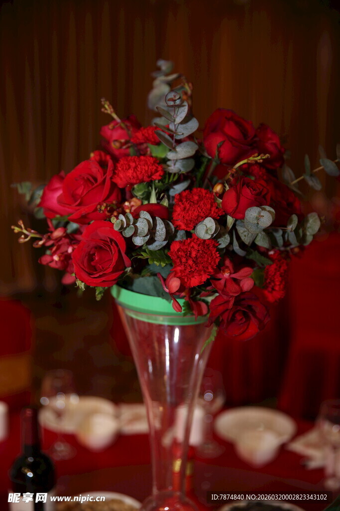 红玫瑰插花瓶精致花饰