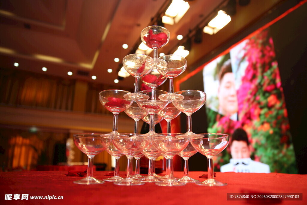 华丽多层香槟塔装饰精美