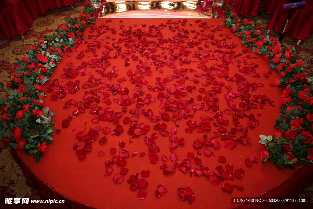 浪漫玫瑰花瓣铺就婚礼通道