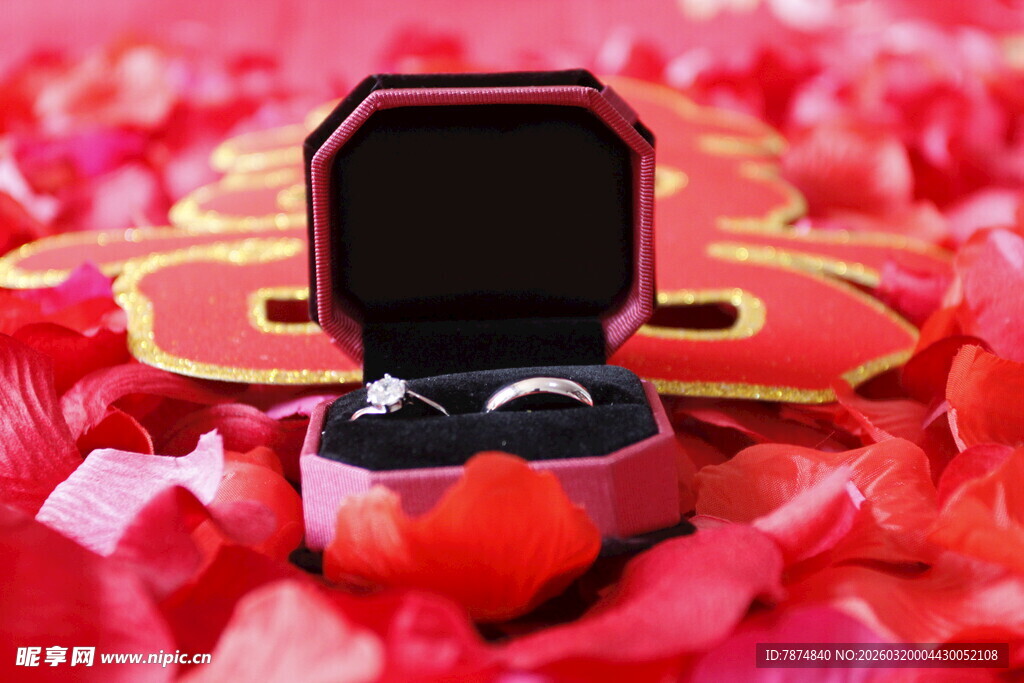 玫瑰丛中的精美戒指盒