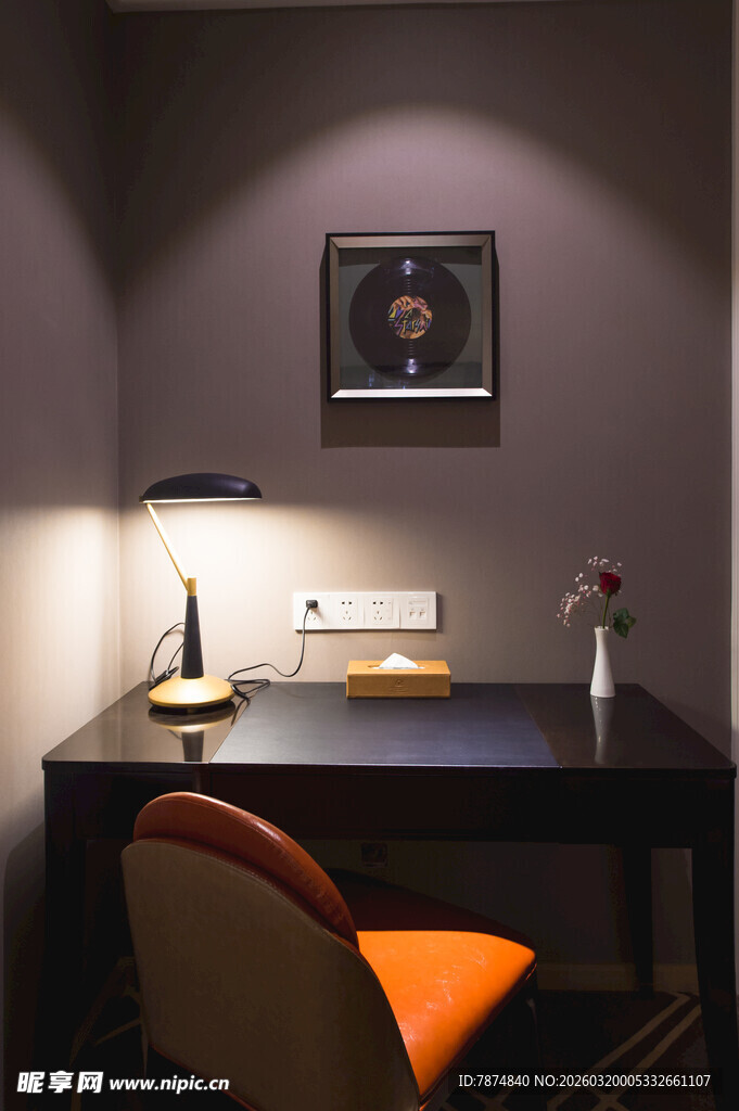 简约书房一角的静谧氛围