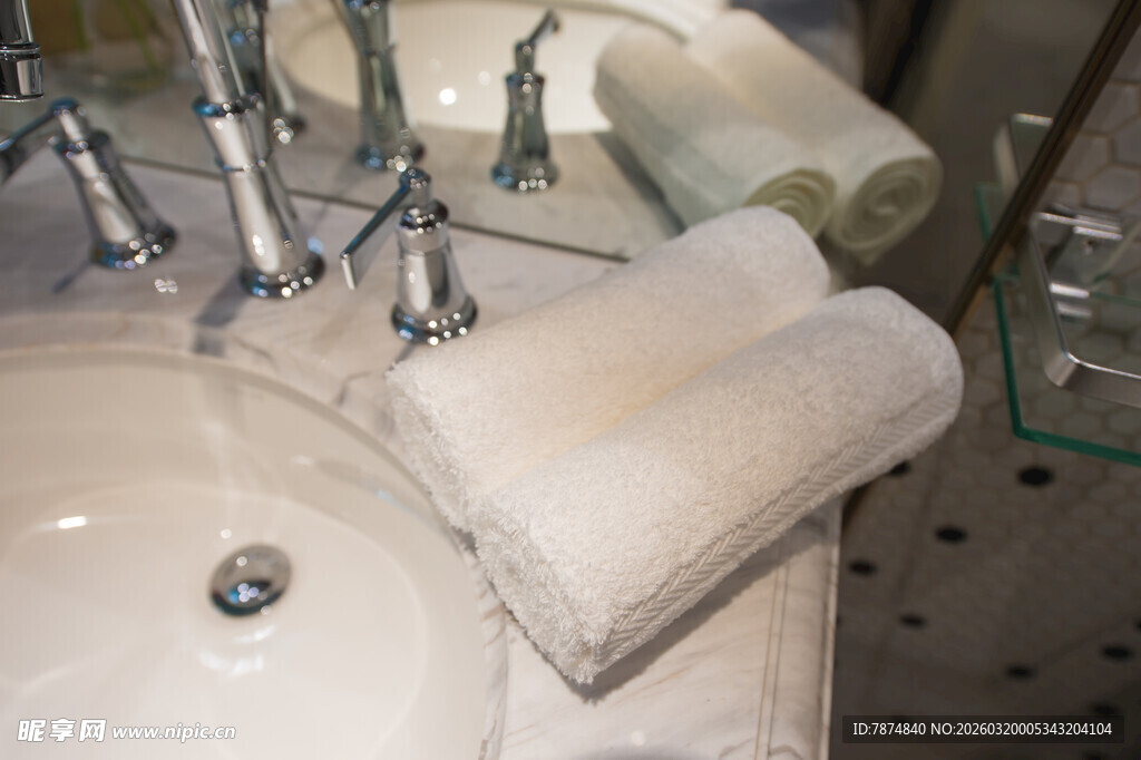 优雅浴室的柔软毛巾