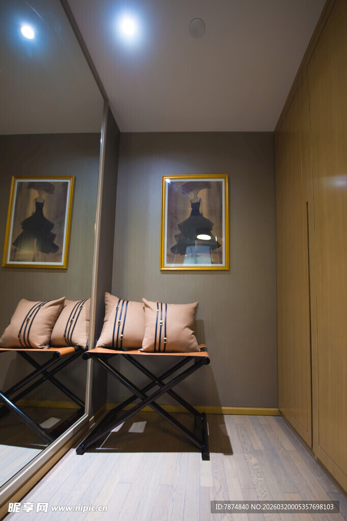 室内角落的折叠椅与挂画