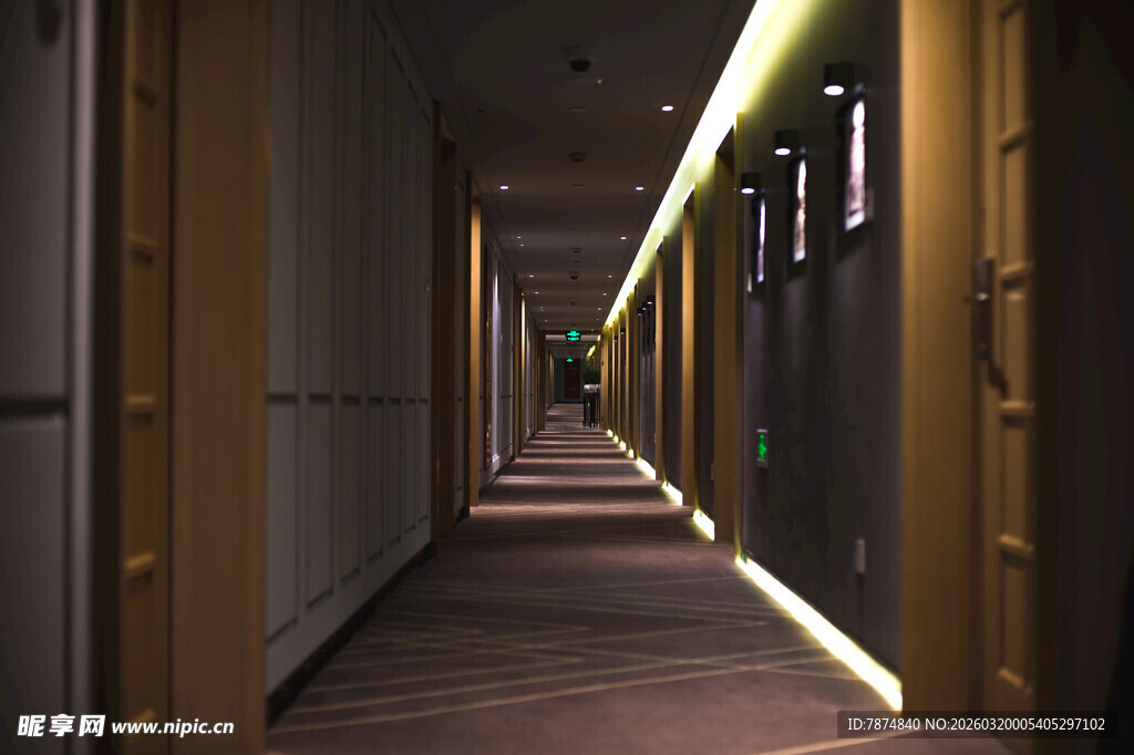 现代风格酒店走廊夜景