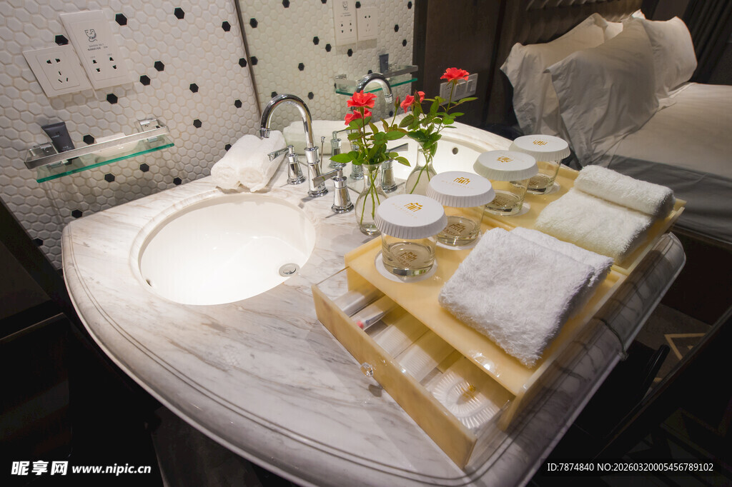 浪漫圆形床布置温馨场景