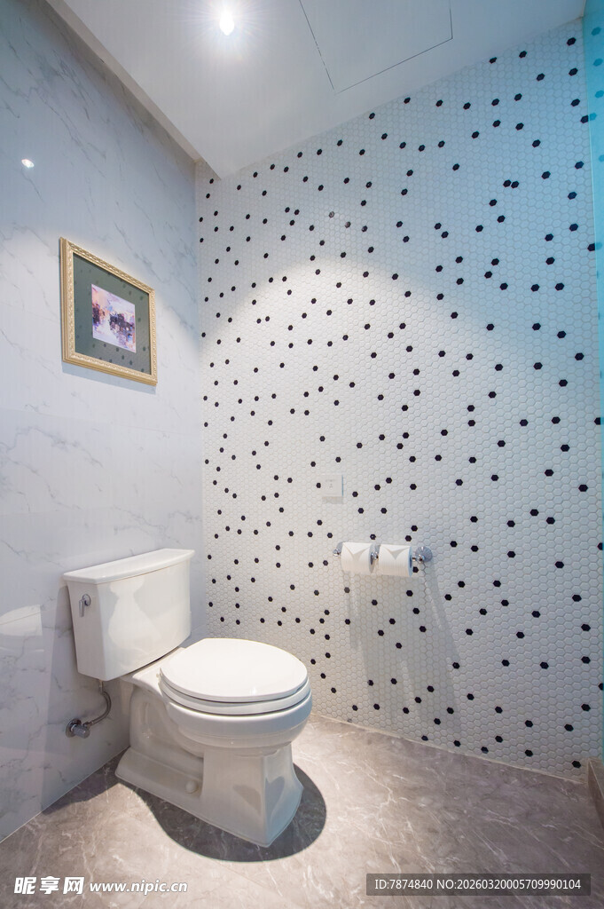 现代风格带波点瓷砖的卫生间