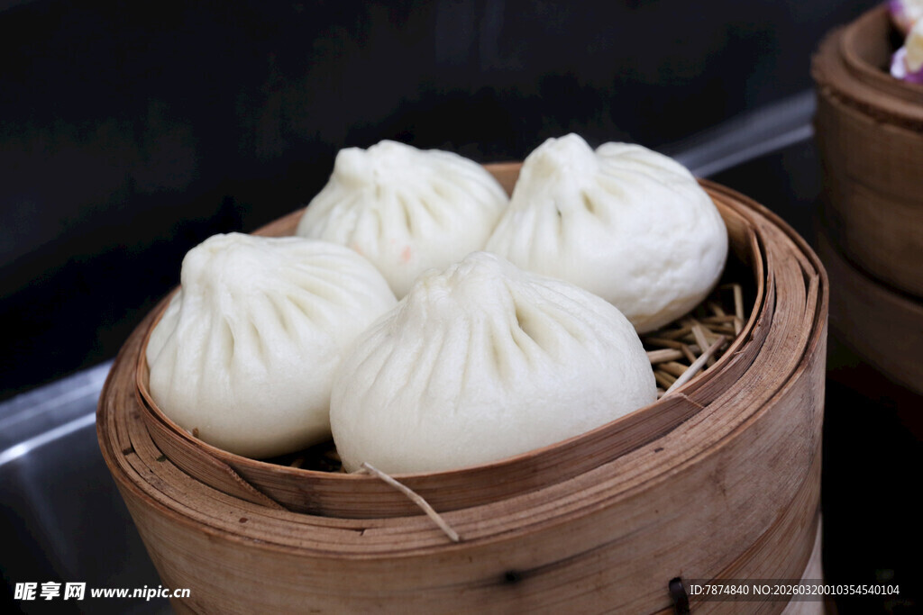 竹笼内的美味鲜肉小笼包