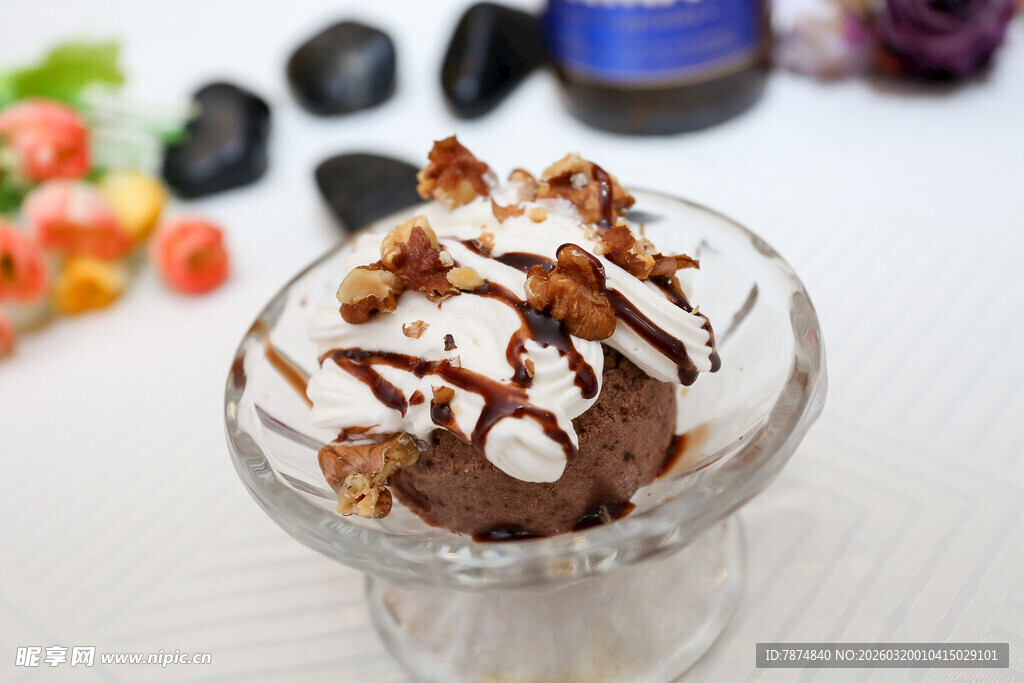 美味巧克力淋酱冰淇淋