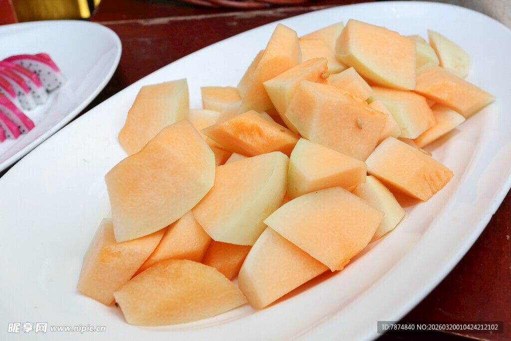 一盘切块的美味哈密瓜