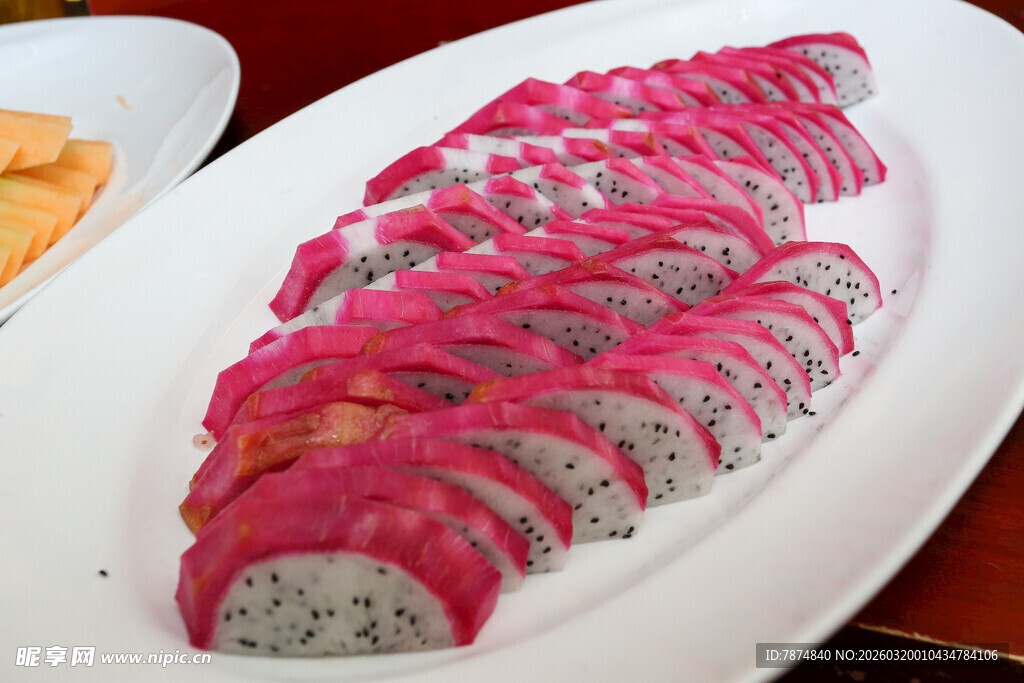 火龙果切片摆盘美食