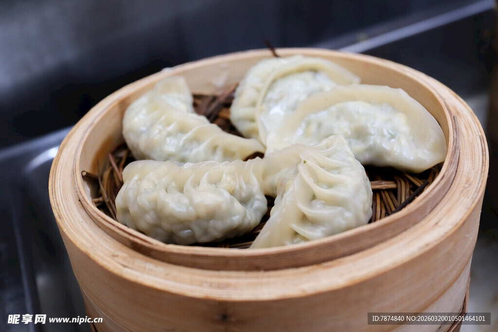 竹蒸笼里的美味饺子