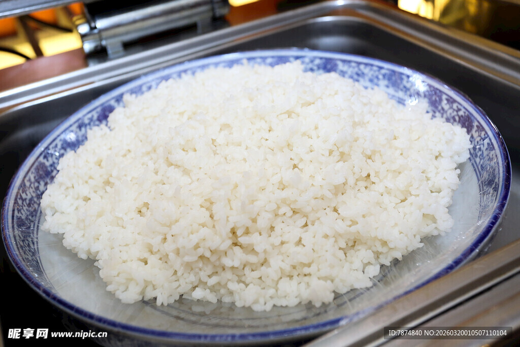 满满一盘香软白米饭