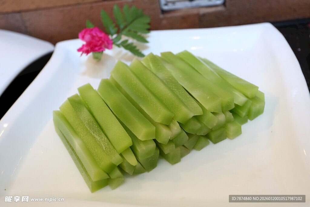 清爽切段芹菜摆盘