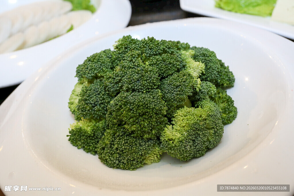新鲜西兰花摆于白色盘上