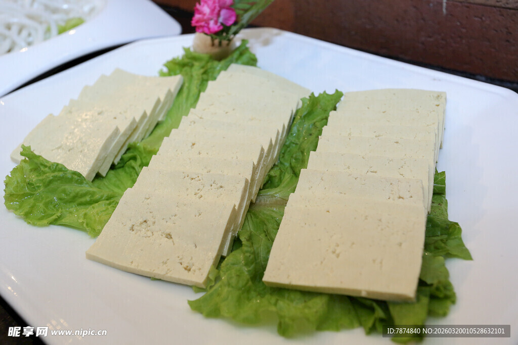 新鲜豆腐摆于翠绿生菜上