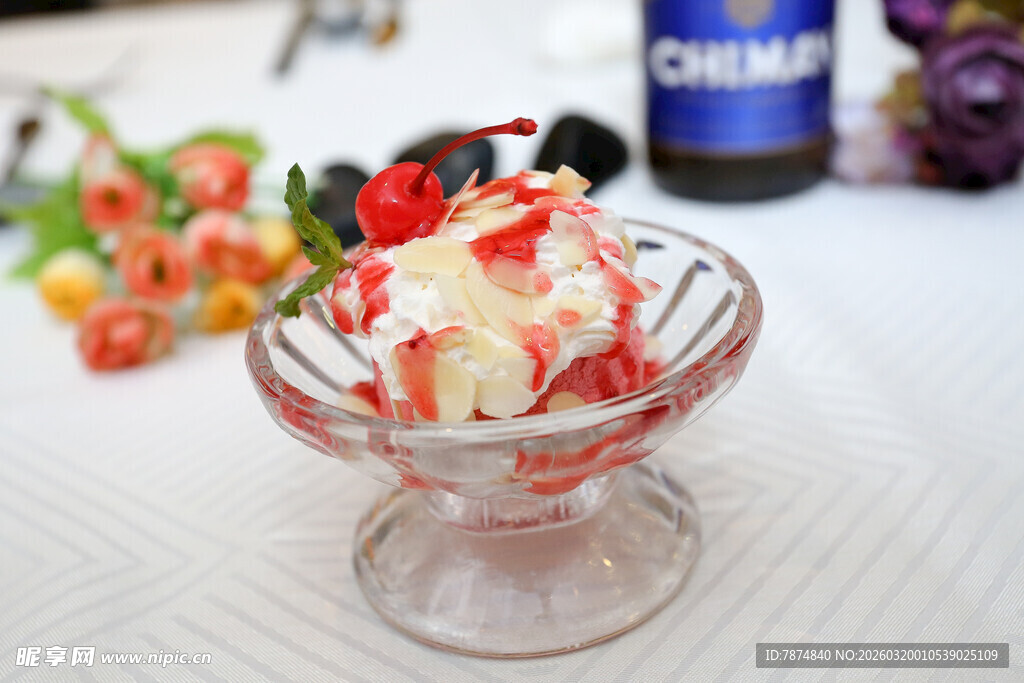 精致玻璃碗装美味冰淇淋