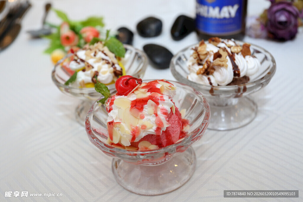 美味多样的精致冰淇淋甜点