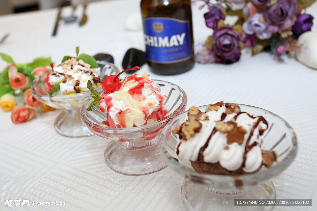 美味多样的精致冰淇淋甜点