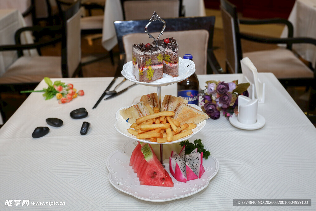 精致多样的美味甜点拼盘