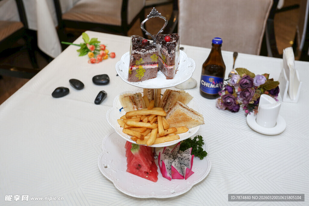 三层美味零食拼盘展示