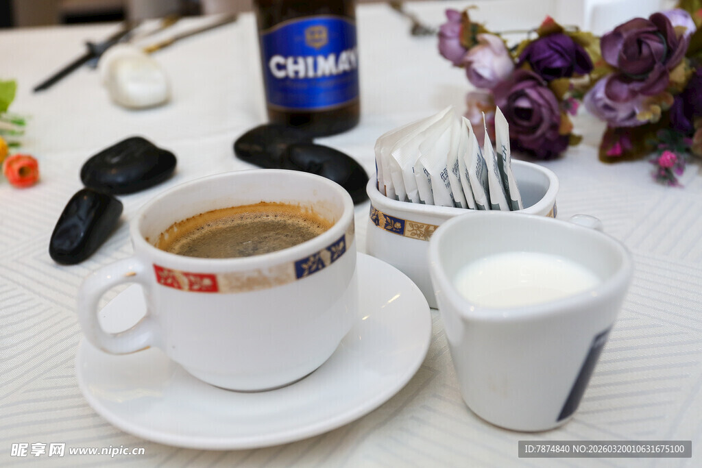 醇香咖啡搭配牛奶与点心