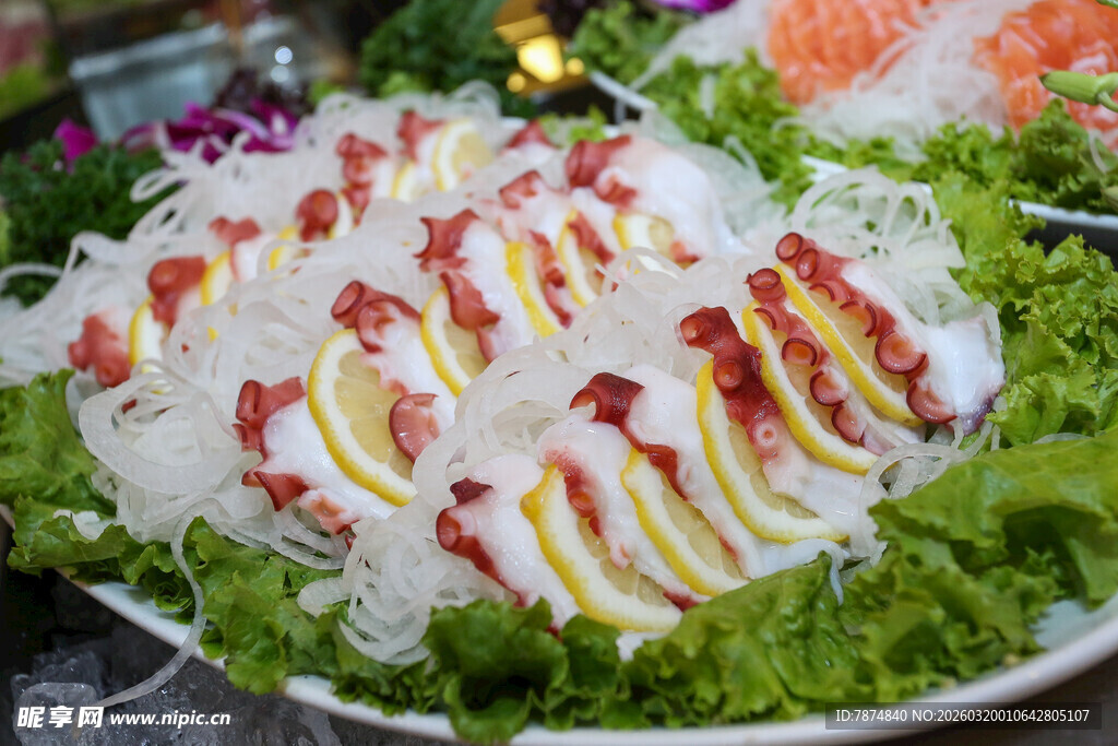 精美摆盘的刺身拼盘