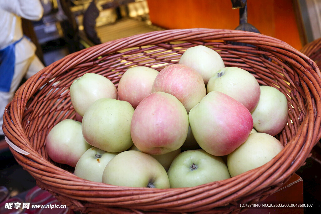 篮子里的新鲜苹果