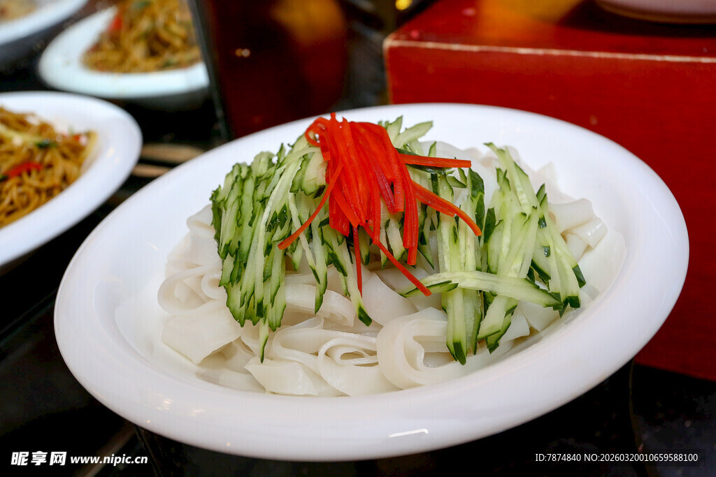 凉拌鱼生配红椒丝