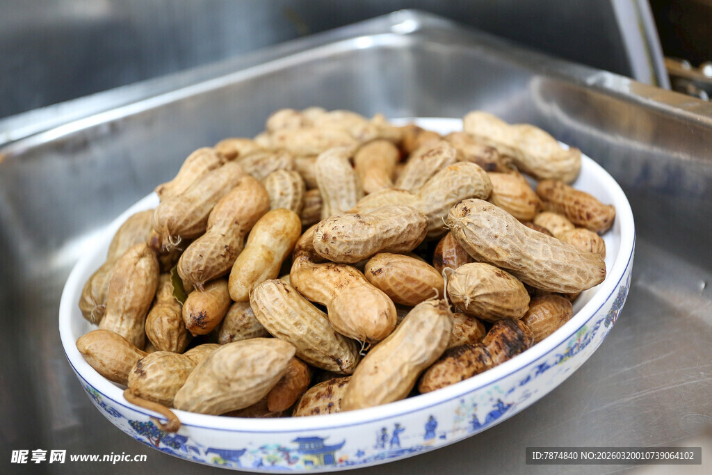 瓷碗中的美味带壳花生