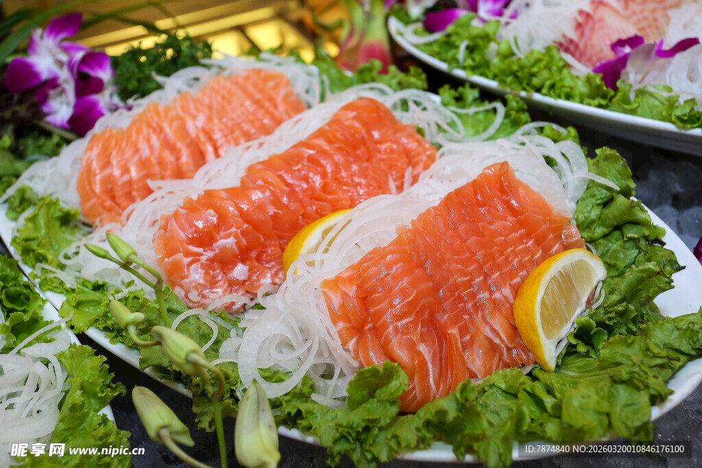 新鲜三文鱼刺身摆盘