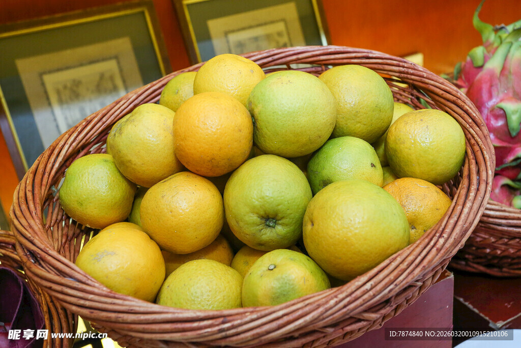 装满柑橘的藤编篮子