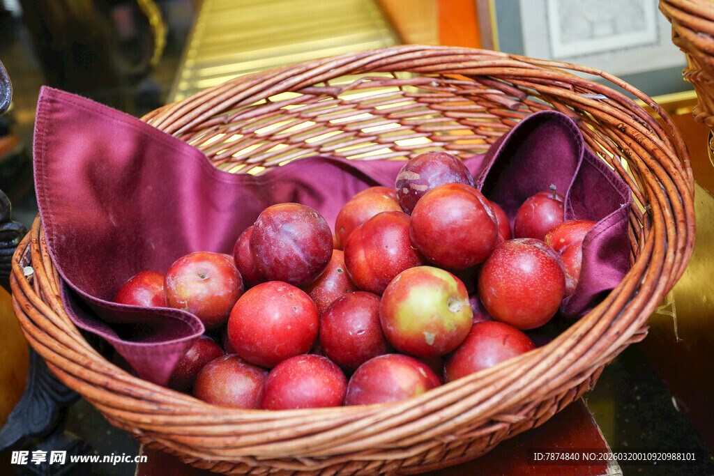 篮子里的新鲜李子
