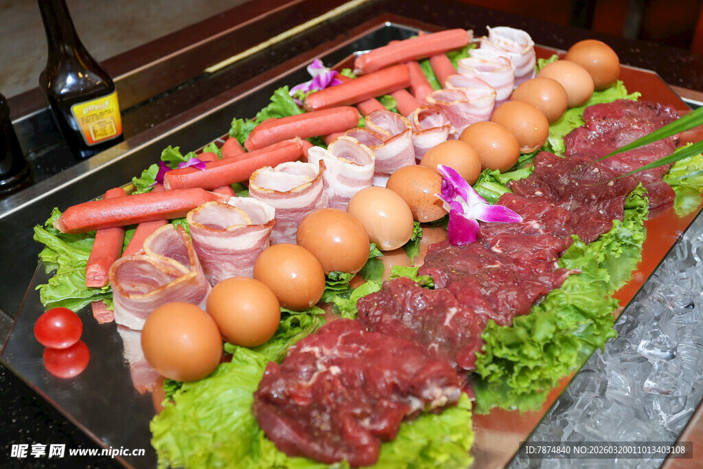 丰盛烤肉食材拼盘