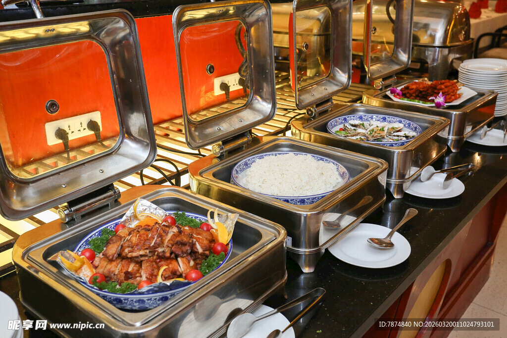 自助餐厅丰富美食陈列