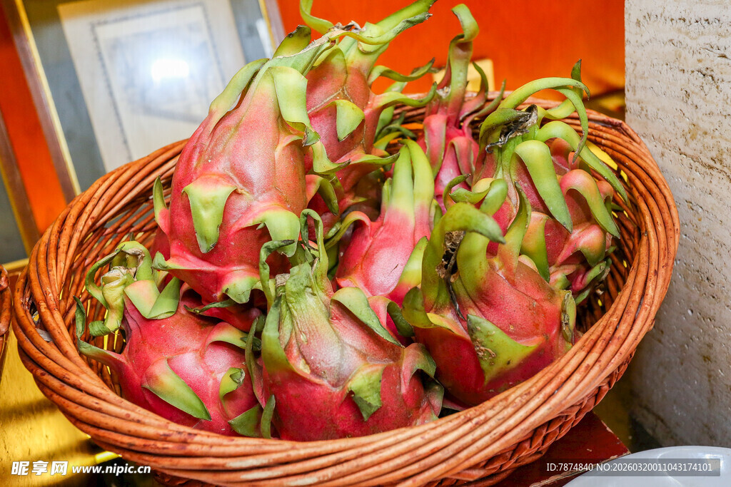 篮子里的新鲜火龙果