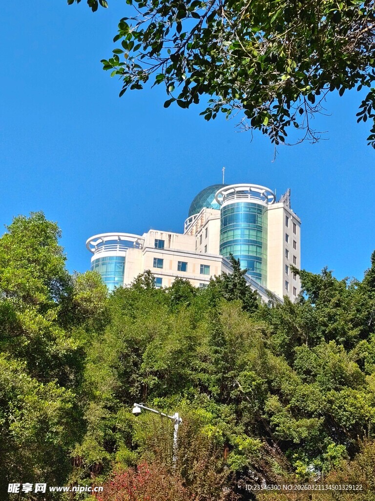 山林间的现代建筑景观