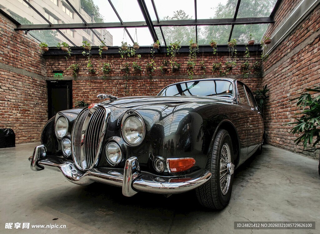 复古车库中的经典老式汽车