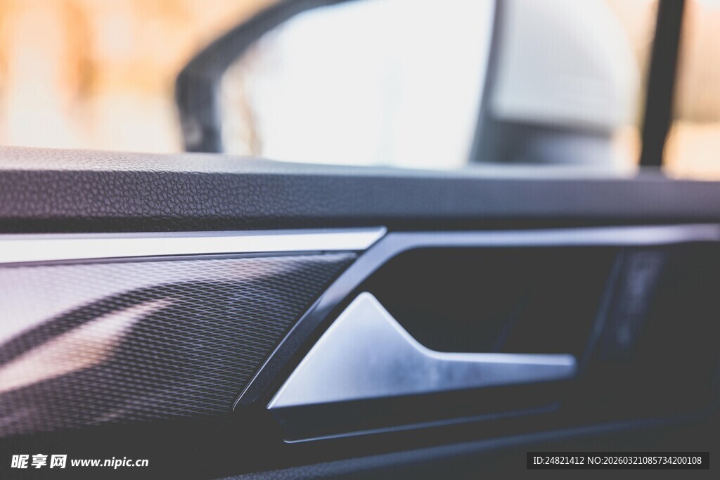汽车精致侧窗饰条细节