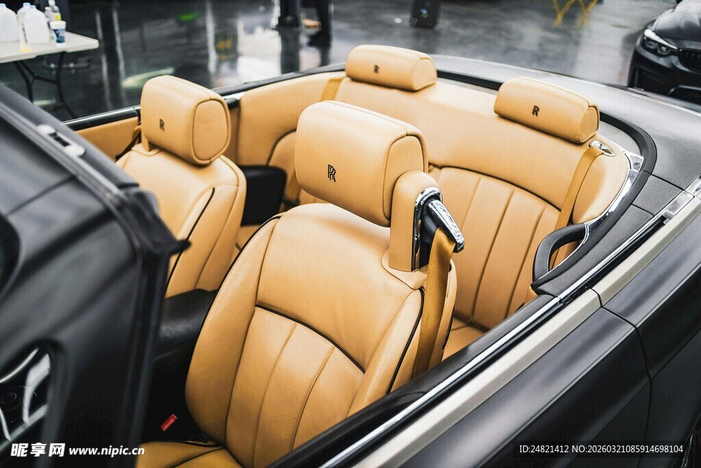 豪华敞篷车的舒适真皮座椅