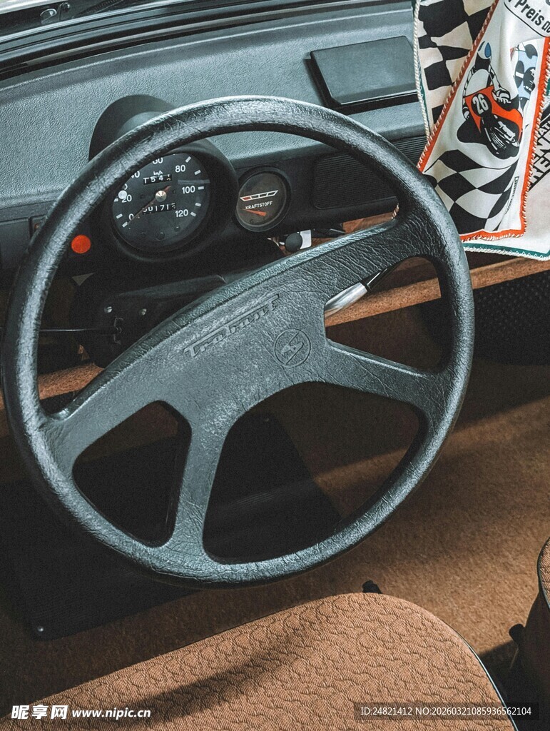 复古汽车方向盘特写